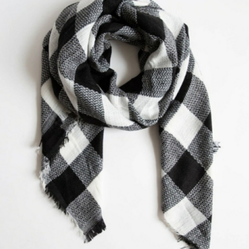 Black and White Checkered Scarf - Picture 3 of 4